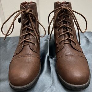 Chocolate brown boots in women’s size 6